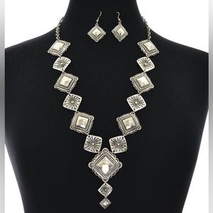 A Beautiful Antique Silver Western Style Necklace Set